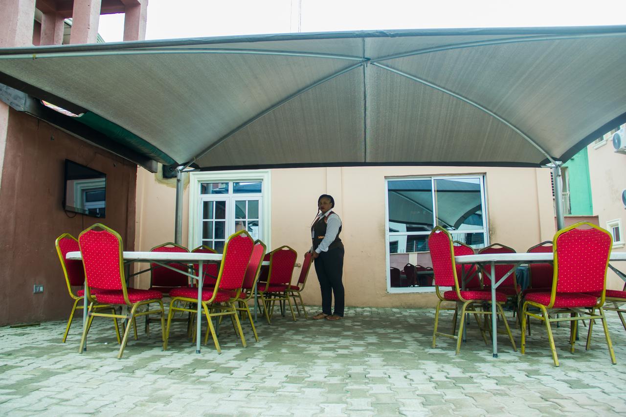 Glasshouse Hotel And Suites Egba Esterno foto